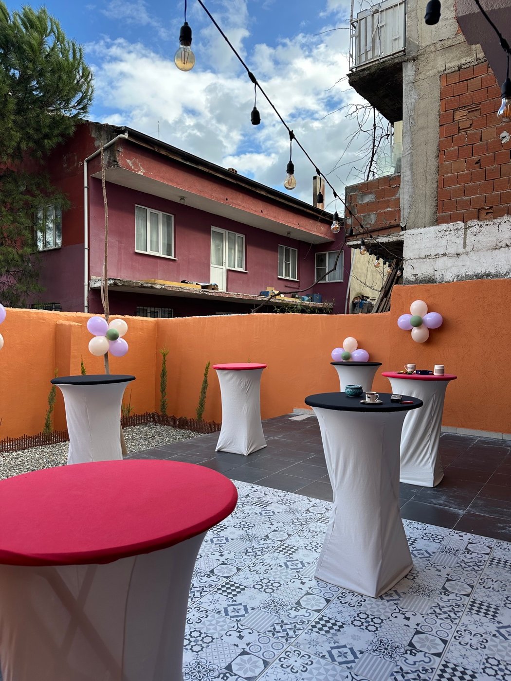 Bistro Kokteyl Masaları ve Etkinlik Düzeni
